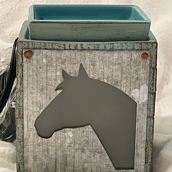 Unbridled Scentsy Warmer New in Box NIB - Picture 2 of 6